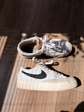 Nike Womens White Low-Top Tennis Sneakers with Black Swoosh